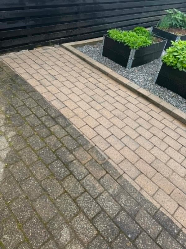 Fliserens under udførelse