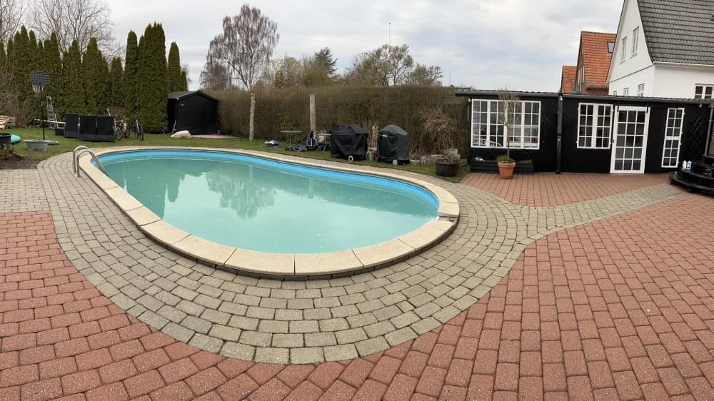 Terrasse før og efter fliserens — efter