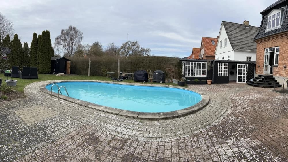 Terrasse før og efter fliserens — før