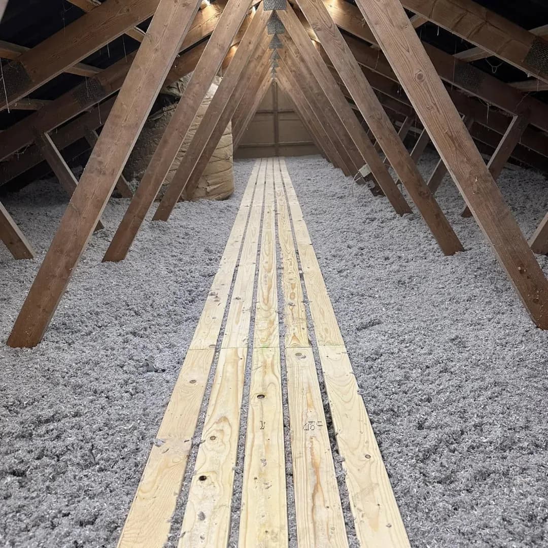 Isoleringsmateriale udlagt på loft
