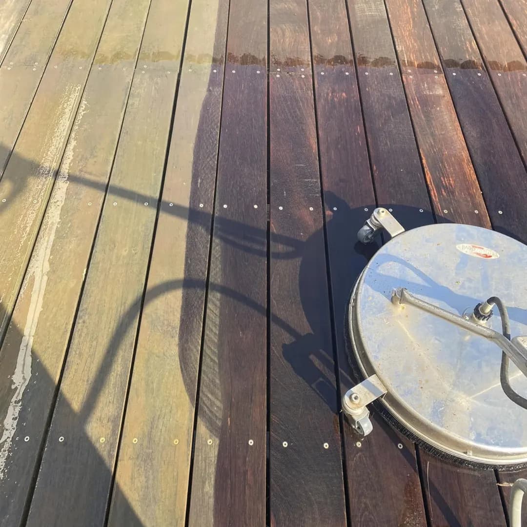 Rens af træterrasse før behandling